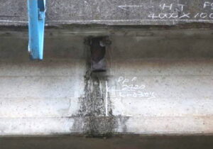 橋梁の既設排水装置の腐食、漏水、破損、伝い水の写真　