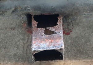 橋梁の既設排水装置の腐食、孔開きの写真