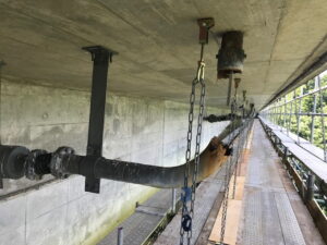 橋梁の既設排水装置の腐食、孔開きの写真
