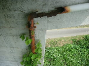 橋梁の既設排水装置の腐食、孔開きの写真