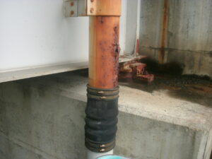 橋梁の既設排水装置の腐食、孔開きの写真