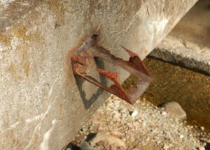 橋梁の既設排水装置の腐食、孔開きの写真