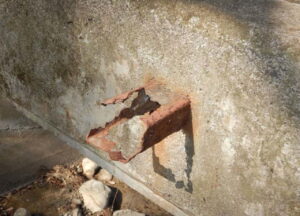 橋梁の既設排水装置の腐食、孔開きの写真