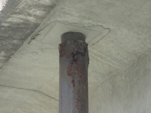 橋梁の既設排水装置の腐食、孔開きの写真
