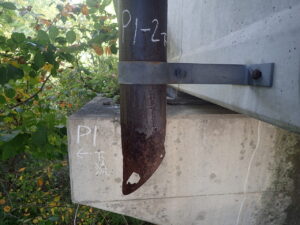 橋梁の既設排水装置の腐食、孔開きの写真
