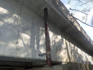 橋梁の既設排水装置の腐食、孔開きの写真
