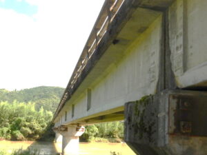 橋梁の既設排水装置の腐食、漏水、破損、伝い水の写真