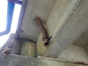 橋梁の既設排水装置の腐食、孔開きの写真