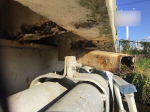 橋梁の既設排水装置の腐食、孔開きの写真