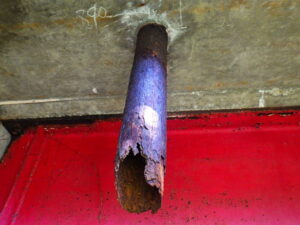 橋梁の既設排水装置の腐食、漏水、破損、伝い水の写真