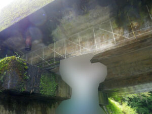 橋梁の既設排水装置の腐食、孔開きの写真