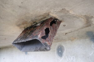 橋梁の既設排水装置の腐食、孔開きの写真