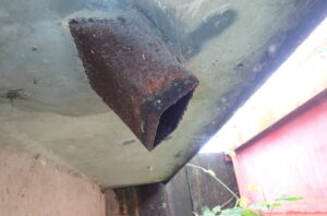 橋梁の既設排水装置の腐食の写真