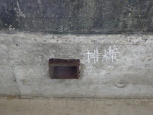 橋梁の既設排水装置の腐食の写真
