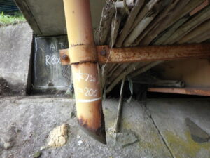 橋梁の既設排水装置の腐食の写真
　