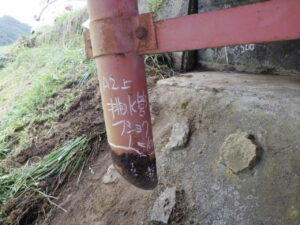 橋梁の既設排水装置の腐食、孔開きの写真
　