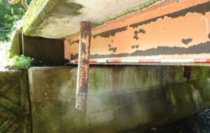 橋梁の既設排水装置の腐食の写真