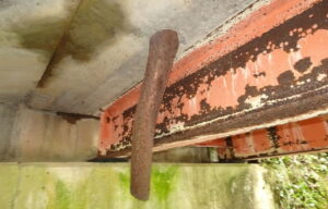 橋梁の既設排水装置の腐食の写真