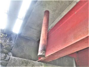 橋梁の既設排水装置の腐食、孔開きの写真