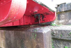 橋梁の既設排水装置の腐食の写真
