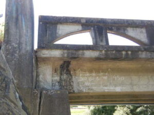 橋梁の既設排水装置の腐食、漏水、破損、伝い水の写真