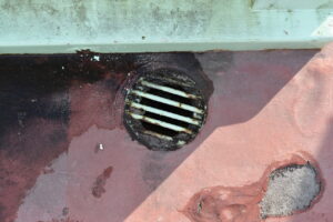 橋梁の既設排水装置の腐食の写真
