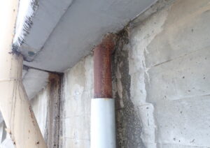 橋梁の既設排水装置の腐食、漏水、破損、伝い水の写真