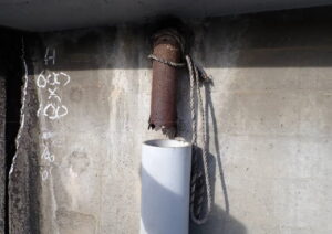 橋梁の既設排水装置の腐食、破損の写真

