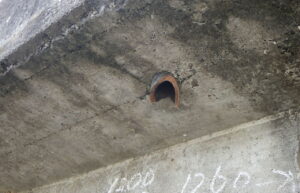 橋梁の既設排水装置の腐食、漏水、破損、伝い水の写真