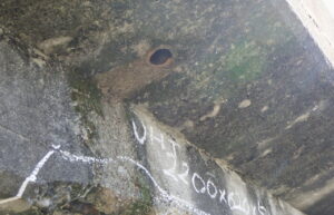 橋梁の既設排水装置の腐食、漏水、破損、伝い水の写真