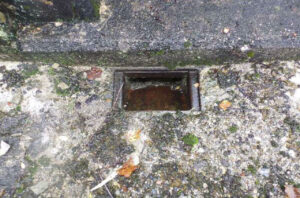 橋梁の既設排水装置の腐食写真