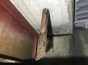 橋梁の既設排水装置の腐食、孔開きの写真