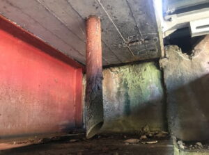 橋梁の既設排水装置の腐食、孔開きの写真