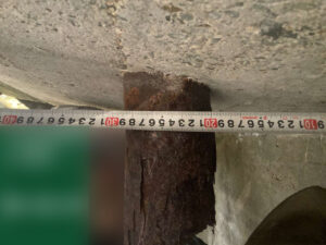 橋梁の既設排水装置の腐食、孔開きの写真