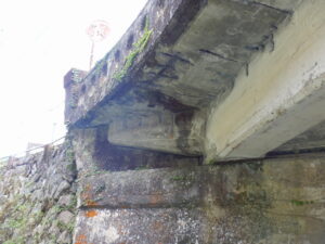 橋梁の既設排水装置の腐食、孔開きの写真
　