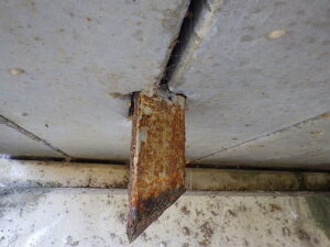 橋梁の既設排水装置の腐食の写真