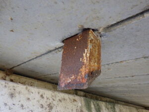 橋梁の既設排水装置の腐食の写真