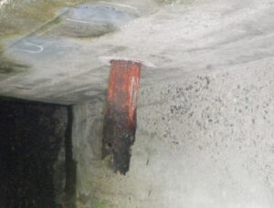 橋梁の既設排水装置の腐食、孔開きの写真