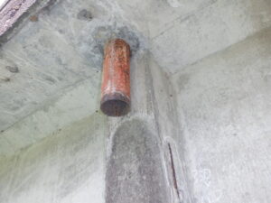 橋梁の既設排水装置の腐食の写真
