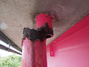 橋梁の既設排水装置の腐食の写真
