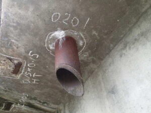 橋梁の既設排水装置の腐食の写真
