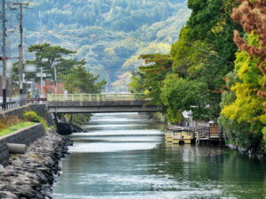 紅葉に映えるステンレス製排水装置採用の橋梁　