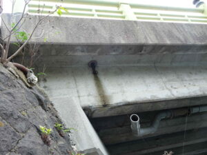 既設排水から漏水、伝い水の写真