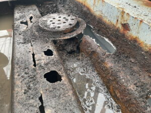 既設排水桝の腐食写真、デッキプレートの腐食も確認できます。