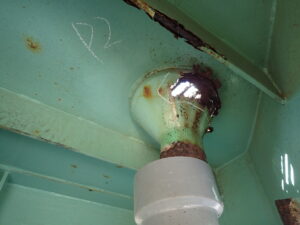 橋梁の既設排水装置（排水桝）の腐食、孔開きの写真