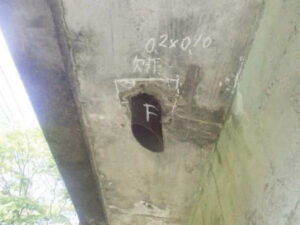 橋梁の既設排水装置の腐食、漏水、伝い水の写真 