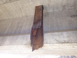 橋梁の既設排水装置の腐食の写真
