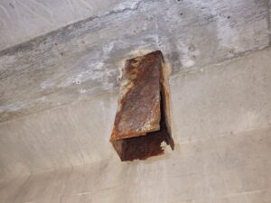 橋梁の既設排水装置の腐食、漏水、破損、伝い水の写真