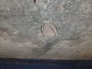 橋梁の既設排水装置の既設の塩ビ破損写真

