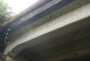 橋梁の既設排水装置の腐食、孔開きの写真